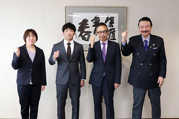 杉浦選手の表敬訪問時の写真左から松井監督、杉浦選手。理事長、古田町長。